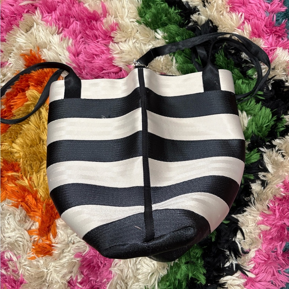 Harvey's Streamline Tote Bag Black and White Stripe Zipped Bag Seatbelt - Picture 6 of 8